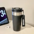 Tragbarer Edelstahl-Vakuum-Kaffebecher mit vertikalem Streifendesign und Deckel. - 550ml / Macaron Kaffee Serie / Schwarz