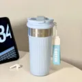 Hellblauer Reise-Kaffeebecher aus Edelstahl mit vertikalen Streifen und tragbarem Riemen. - 550ml / Macaron Kaffee Serie / Blau
