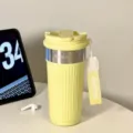 Tragbarer edelstahl vakuum kaffeebecher mit vertikalen streifen und doppeltrinkdeckel für unterwegs. - 550ml / Macaron Kaffee Serie / Gelb