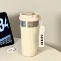 Tragbarer isolierter Edelstahl-Kaffeebecher in Beige mit vertikalen Streifen und Tragegurt. - 550ml / Macaron Becher Serie / Weiß