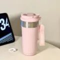 Rosa isolierter Edelstahl-Kaffebecher mit vertikalen Streifen, Tragegurt und Deckel. - 550ml / Macaron Becher Serie / Rosa