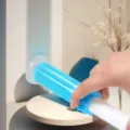 Nahaufnahme des blau-weißen Kunststoff-Toilettengel-Stempel-Applikators im Einsatz. - Großpackung / Lila