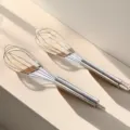 Edelstahl Hand-Schwingbesen mit Holzspatel-Detail zum Backen und Küchenmischen. - Klein 8 Zoll
