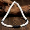 Klassieke choker ketting van zwart-witte polymeerklei kralen met gouden accenten. - Zwart en Wit