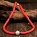 Rode polymeer klei kraal choker ketting met een centrale parel en gouden afstandhouders. - Rood Enkele Parel