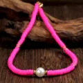 Felroze polymeer klei choker halsketting met een centrale parel en gouden afstandhouders. - Felroze Enkele Parel