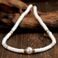 Witte kleikralen choker ketting met een centrale parel en gouden afstandhouders. - Wit Enkele Parel