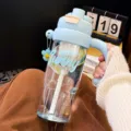 Grote kunststof waterfles met handvat, rietje en thee-infuser voor dagelijks gebruik. - Blauw