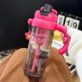 Roze grote waterfles met rietje, handvat en leuke hanger voor dagelijks gebruik. - Rozerood