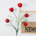 Rama de tulipán artificial rojo con 5 cabezas, flor de seda realista para decoración del hogar. - Rojo