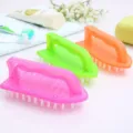 Spazzola di pulizia multifunzionale con manico in plastica, setole resistenti per uso domestico. - Come mostrato