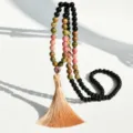 Handgemaakte 108 kralen mala ketting met zwarte stenen en een lange gouden kwast erbij. - Zwarte Steen + Kaki Kwast