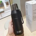 Dettaglio della borraccia termica in acciaio inossidabile nero con finitura opaca e coperchio. - 650ml / Nero