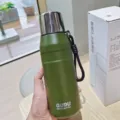 Borraccia sportiva termica in acciaio inossidabile verde con tappo in metallo e cinturino. - 650ml / Verde