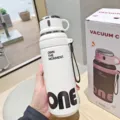 Detailansicht der weißen 800ml Edelstahl Vakuum-Isolierflasche mit praktischem Griff. - 800ML / Weiß