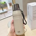 Bottiglia d'acqua isolata sotto vuoto portatile con manico e coperchio in acciaio inox. - 650ml / Marrone
