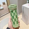 Grüner karierter Thermobecher im Detail, tragbarer Edelstahl Kaffeetasse mit Henkel. - 610ml / Grün