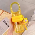 Gelber tragbarer Kunststoff-Wasserbecher mit Silikonhülle und süßem Blumenanhänger für Damen - 450ml / Gelb