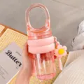 Rosa tragbare Plastikwasserflasche mit süßem Blumenanhänger und Silikongriff Schutzhülle - 450ml / Rosa