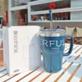Blauer Edelstahl Kaffeebecher mit Henkel und Trinkhalm, isolierter Becher 600ml für Alltag. - 600ml / Blau