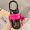 Kreative tragbare Wasserflasche mit stilvoller rosa Silikonhülle und süßem Blumenanhänger. - 450ml / Schwarz