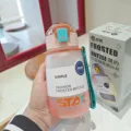 Botella de agua de plástico mate degradado con tapa abatible y correa para deportes al aire. - 620ml / Rosa