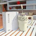 Edelstahl Kaffeetasse mit Strohhalm und Henkel 600ml retro Stil Milch Wasser Becher - 600ml / Weiß