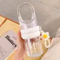 Kreative tragbare Trinkflasche mit Griff, süßem Gänseblümchen-Anhänger und Silikongriff für Büro. - 450ml / Weiß