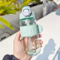 Tragbare Plastik Trinkflasche mit Strohhalm Deckel einfache Sportflasche für Alltag - 500ml / Grün (LH-2031)