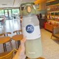 Gedetailleerd overzicht van de grote matte kunststof sportwaterfles met rietje en handvat. - 2000ml / Groen