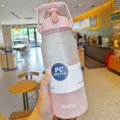 Grote matte kunststof waterfles met handvat en handige rietje voor buitensport fitness 2L - 2000ml / Roze