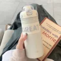 Φορητό μονωμένο ποτήρι νερού με καλαμάκι, αισθητική μπεζ κούπα καφέ για καθημερινή χρήση. - Λευκό