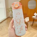 Borraccia termica portatile in acciaio inox con simpatico motivo di astronauta per uso quotidiano. - 350ml / Blu