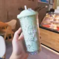Grüner Kunststoff-Strohbecher mit Sternen, doppelwandiger modischer Trinkbecher für den Alltag - 550ml / Hellgrün