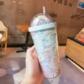 Süßer doppelwandiger Plastikbecher mit Regenbogen-Domdeckel und bunten schwimmenden Perlen - 550ml / Hellblauer Zirkon