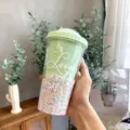 Doppelwandiger Kunststoffbecher mit bunten Perlen, Strohhalmbecher und kreativem Design für Getränke. - 550ml / Grün