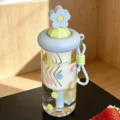 Süße Blumen-Strohhalm-Trinkflasche mit Tragegurt, stilvolle Plastikflasche für Mädchen. - BSQ-300 Punktmuster-Stil / 700ml / Blau