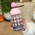 Moderne Glas-Trinkflasche mit süßem rosa runden Deckel und stilvollem Pünktchenmuster. - 370ml / Geometrisches Muster Rosa Deckel Stil / Rosa