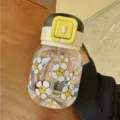 Detailansicht der Glasflasche mit Gänseblümchen-Print, Strohhalm, tragbarer transparenter Becher. - 340ml / Schwarzes Gänseblümchen
