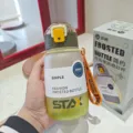 Botella de agua de plástico esmerilado con tapa portátil y correa para deportes al aire libre. - 620ml / Verde