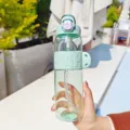 Bouteille d'eau en plastique de sport vert clair tasse à paille variante design chic. - Vert (LH-2033)