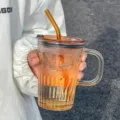 Nordischer minimalistischer Glaskaffeebecher mit Henkel, bernsteinfarbenem Strohhalm und Deckel. - 400ml / Braun