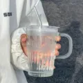 Nordischer transparenter Glasbecher mit Henkel, Strohhalm und Deckel für Kaffee und Milch. - 400ml / Weiß