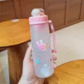 Roze gematteerde plastic waterfles met schattig sterrenkonijn ontwerp en handige draagriem. - Roze