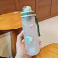 Mat plastic waterflesje met schattige beren graphics en microlandschap dop enkoord. - Groen