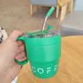 Grüner Edelstahl Kaffeebecher mit Henkel und Trinkhalm isolierter Reisebecher für den Alltag - 480ml / Grün