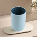 Minimalistischer Zahnbürstenbecher, hellblauer doppelwandiger Becher für das Badezimmer. - Grünblau