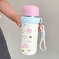 Niedliche Edelstahl-Thermosflasche mit rosafarbenem Deckel, blauer Silikonhülle und Tragekordel. - 350ml / Rosa