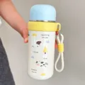 Süße Cartoon Edelstahl Thermosflasche mit blauem Deckel und Tragekordel für Studenten. - 350ml / Blau