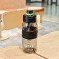 Detailaufnahme der 27oz Kunststoff Sport Trinkflasche mit Strohhalm und Silikon Griff. - 780ml / Schwarz (xbd-6121)